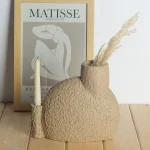 گلدان و شمعدان طرح تکسچر قهوه‌ ای