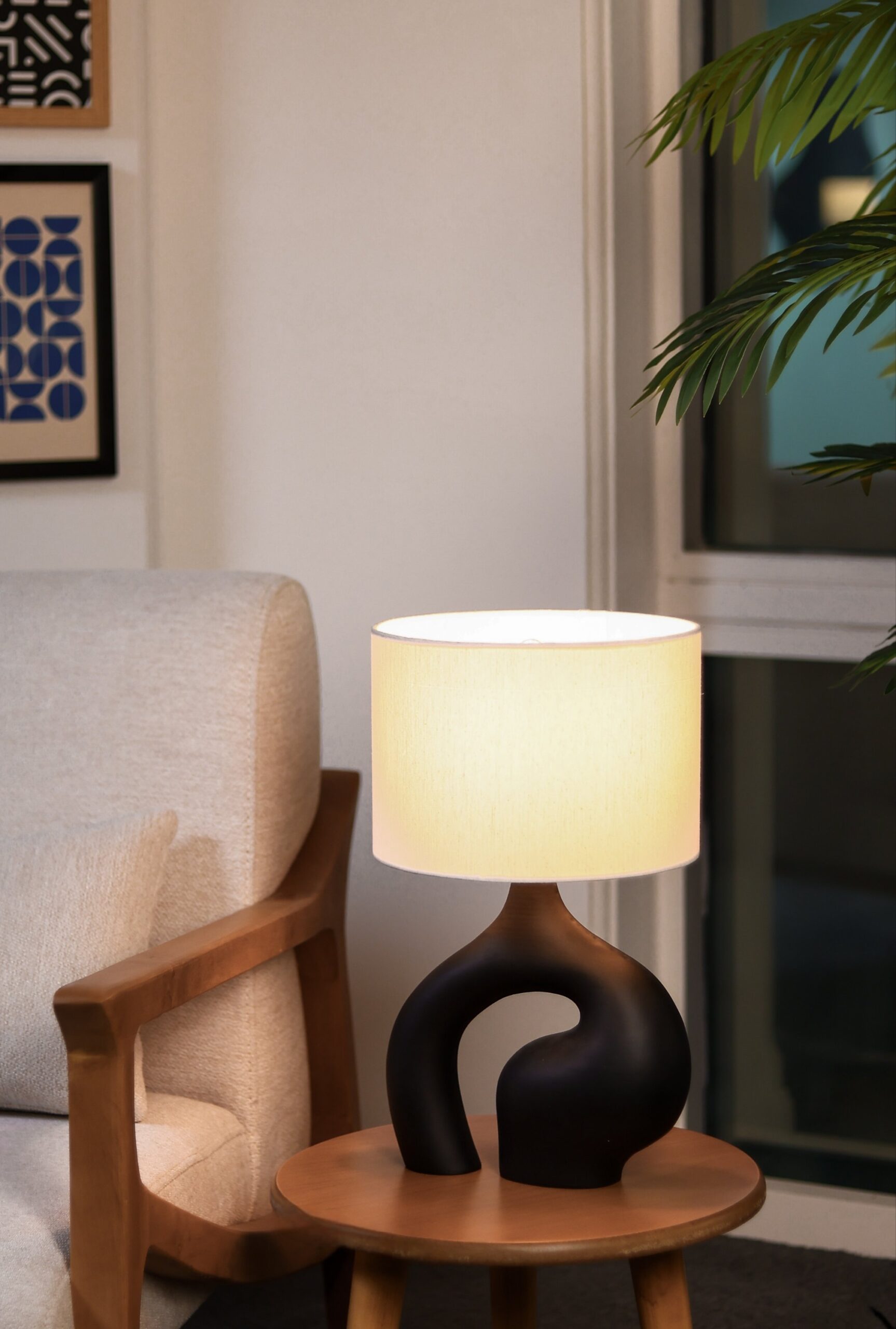 2025/12/1000410261-scaled.jpg آباژور پلی استر مدرن با شید سفید - Image 1